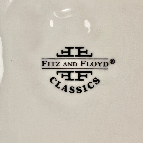 Fitz and Floyd Christmas Classic Florentine Pattern Plate - Picture 5 of 5